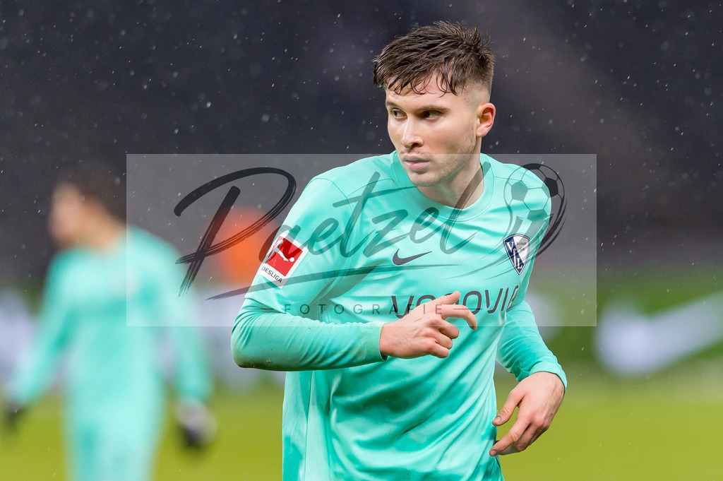 HERBOC20220204_292 | Fussball, Herren: Elvis Rexhbecaj (VfL Bochum) schaut bei dem Spiel der 1. Bundesliga zwischen Hertha BSC und VfL Bochum im Olypiastadion am 04.02.2022 in Berlin, Deutschland.DFB / DFL REGULATIONS PROHIBIT ANY USE OF PHOTOGRAPHS AS IMAGE SEQUENCES AND/OR QUASI-VIDEO. - Realisiert mit Pictrs.com