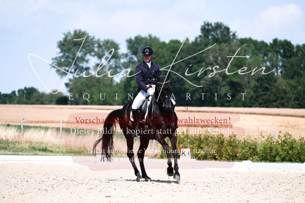 DSC_3029 | Pferde- und Turnierfotografie in Westsachsen. Pferdeportraits, Auftragszeichnungen und intuitive Kunst.