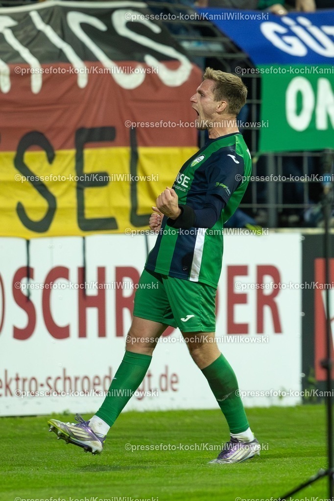 xKWI03102501205 | 03.10.2025, xkwix, Fußball, Regionalliga West, FC Gütersloh - SC Wiedenbrück, Ohlendorf Stadion im Heidewald: Torjubel nach dem Tor zum 1:0 durch Jan-Lukas Liehr (FC Gütersloh #7). 