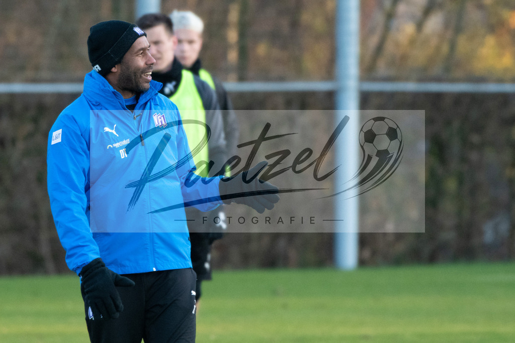 20200121_TRAOSN_0016 | Fußball, Herren: Trainer Daniel Thioune (VfL Osnabrück) gestikuliert beim Training des VfL Osnabrück am 21.01.2020 im Sportpark Illoshöhe in Osnabrück, Deutschland.(Foto von Nico Paetzel) - Realisiert mit Pictrs.com