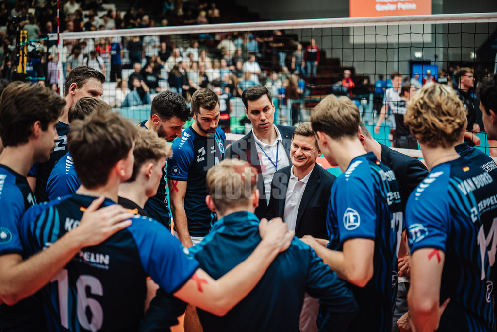 Volleyball | Herren | Saison 2025/2026 | Volleyball Ligacup | VfB Friedrichshafen vs. WWK Volleys Herrsching | 12.10.2024 | Das Team in der Besprechung rund um Trainer Adam Swaczyna (VfB Friedrichshafen)