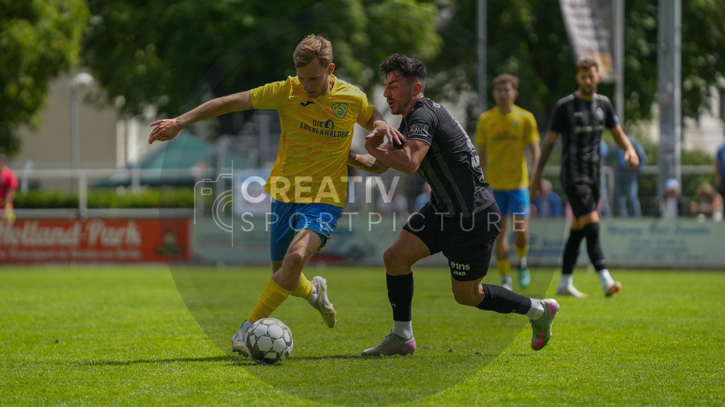 Fußball, Herren, Saison 2025/2026, Regionalliga Nordost, 2. Spieltag, FSV 63 Luckenwalde vs. Chemnitzer FC, Samstag 02.08.2025, Werner-Seelenbinder-Stadion Luckenwalde | Fußball, Herren, Saison 2025/2026, Regionalliga Nordost, 2. Spieltag, FSV 63 Luckenwalde vs. Chemnitzer FC, Samstag 02.08.2025, Werner-Seelenbinder-Stadion Luckenwalde, Im Bild: Fabio Schneider (l. Luckenwalde) und Domenico Alberico (r. Chemnitz) - Realisiert mit Pictrs.com