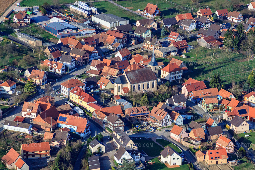 Aerial view: Church in the village center in Gunstett in the state Bas-Rhin, France. – Photo: IMG_38718.jpg taken on 03/20/2011 by Werner Riehm/FLY-FOTO.com – Resolution of the original: 4752 x 3168 px