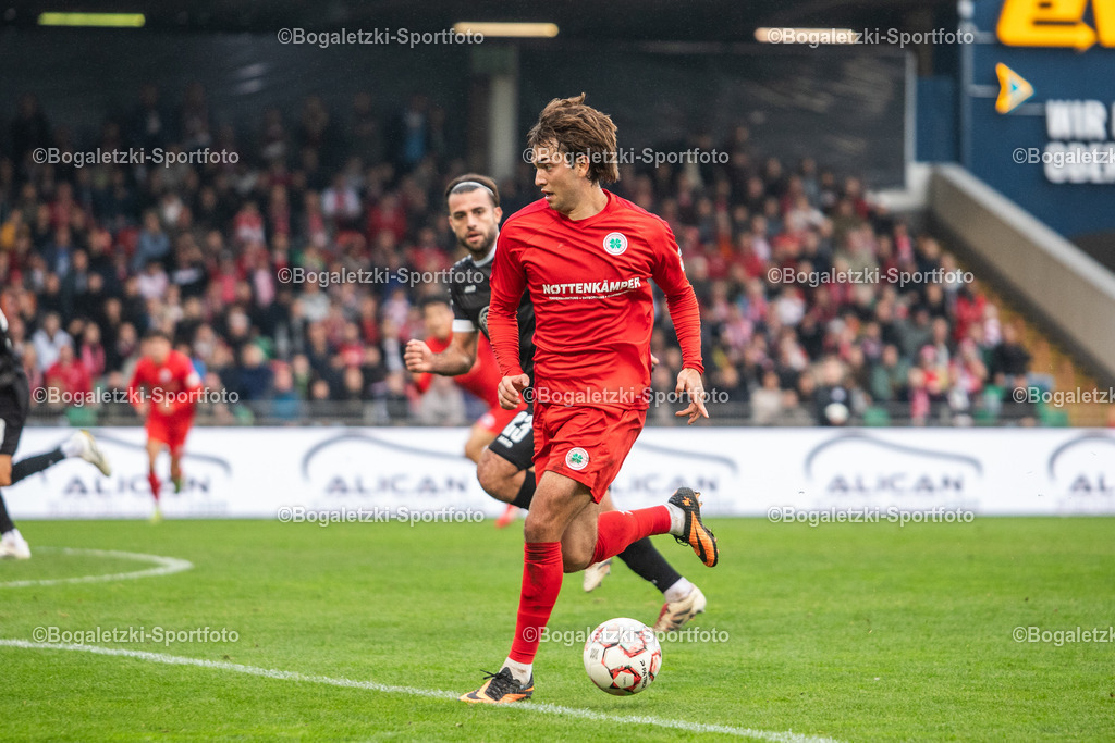 Phil Sieben im Angriff | 11.10.2025, Fußball, Niederrheinpokal, Rot-Weiß Oberhausen - Rot-Weiss Essen: Phil Sieben (Rot-Weiß Oberhausen #7) läuft mit dem Ball in den Essener Strafraum - Realisiert mit Pictrs.com