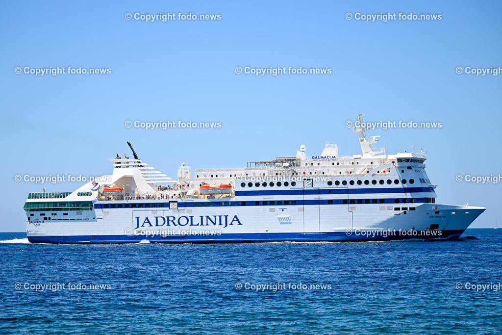 Kroatien_ Brac_ Insel in Dalmatien_ Milna_ 14.07.2025-32 | 14.07.2025, Kroatien, HRV, Brac, Insel in Dalmatien, Milna im Bild Themenbild, Trajekti, Jadrolinija, Faehre, Schiff, Meer, Adria, Touristen, Tourismus, Transport, Feature, Symbolbild