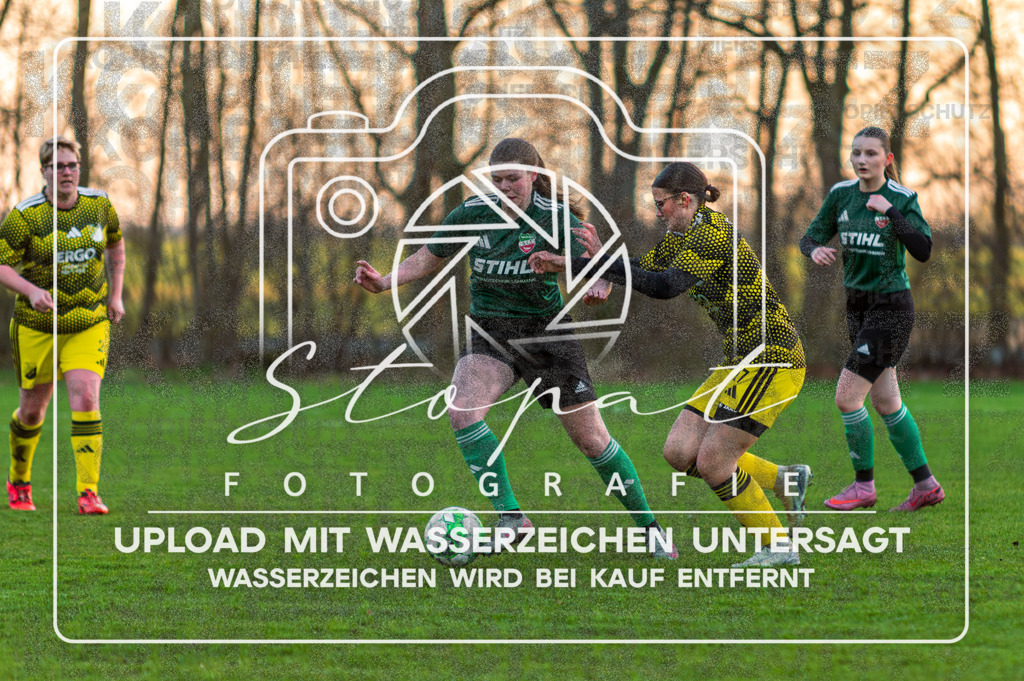 SCTSGF-1029 | Lina Hebenbrock (SC Tewel #09) und Klara Joany Karnatz (SG Fulde #17) beim Damen Kreisliga HK/CE Spiel zwischen SG Fulde und SC Tewel auf dem Sportplatz Tewel, Tewel/Neuenkirchen (Simon Paul Stopat) - Realisiert mit Pictrs.com