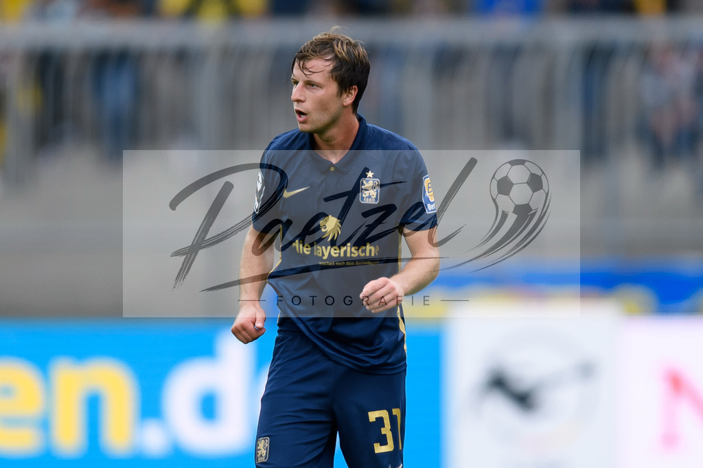 EBSTSV20210828_189 | Fussball, Herren: Richard Neudecker (TSV 1860 Muenchen) schaut beim Spiel der 3. Liga zwischen Eintracht Braunschweig und TSV 1860 Muenchen im Eintracht-Stadion am 28.08.2021 in Braunschweig, Deutschland.DFB / DFL REGULATIONS PROHIBIT ANY USE OF PHOTOGRAPHS AS IMAGE SEQUENCES AND/OR QUASI-VIDEO. - Realisiert mit Pictrs.com