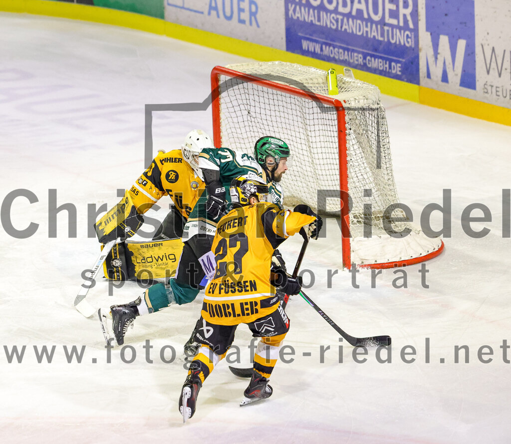 2026-02-27_059_TSV_Erding_gegen_EV_Fuessen | Erding, Deutschland, 27.02.2026:Eishockey, Oberliga Süd 2025 / 2026, 51. Spieltag, TSV Erding gegen EV Füssen, Endergebnis: 2:4Torwart Timotej Pancur (EV Füssen, #30), Philipp Michl (Erding Gladiators, #77), Jakob Peukert (EV Füssen, #27)Foto: Christian Riedel / fotografie-riedel.net
