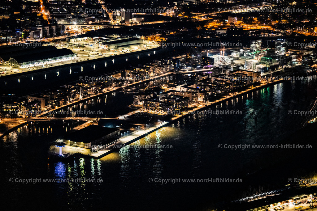 Hamburg_Baakenhafen_Nachtaufnahme_ELS_6284060325 | HAMBURG 06.03.2025 Nacht- Lichter und Beleuchtung Entwicklungsgebiet der Wohngebiets- und Gewerbeflächen entlang der Baakenallee und Versmannstraße am Baakenhafen im Ortsteil HafenCity in Hamburg, Deutschland. Weiterführende Informationen bei: HafenCity Hamburg GmbH. // Night lighting developing field of residential and commercial space along the Baakenallee and Versmannstrasse on Baakenhafen in the district HafenCity in Hamburg, Germany. Further information at: HafenCity Hamburg GmbH. Foto: Martin Elsen