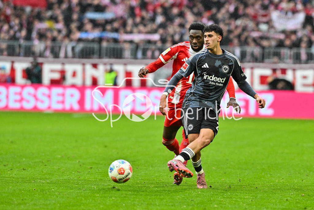 FC Bayern München - Eintracht Frankfurt | MUNICH, GERMANY - 21. FEBRUARY: im Duell Alphonso DAVIES (FC Bayern Munich 19) und Ayoube AMAIMOUNI-ECHGHOUYAB (Eintracht Frankfurt 29) während dem Bundesligamatch zwischen dem FC Bayern München und der SG Eintracht Frankfurt am 23. Spieltag in der Allianz Arena / DFL REGULATIONS PROHIBIT ANY USE OF PHOTOGRAPHS AS IMAGE SEQUENCES AND/OR QUASI-VIDEO