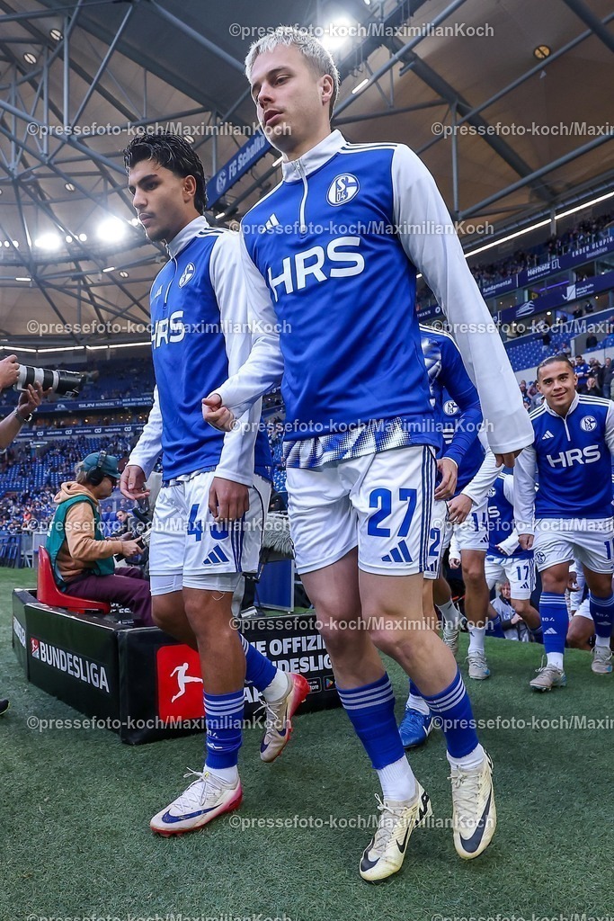 S0426092501050 | 25.09.2025, Fußball, FC Schalke 04 - SpVgg Greuther Fürth, 7.Spieltag, 2. Fußball Bundesliga, Veltins-Arena Gelsenkirchen, Saison 2025 2026: Mertcan Ayhan&nbsp;(Schalke04 #43) Finn Porath (Schalke04 #27) DFB regulations prohibit any use of photographs as image sequences and or quasi-video.