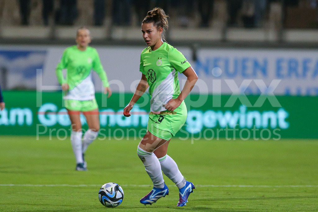 Fussball, UEFA Womens Champions League, VfL Wolfsburg - Paris FC | v.li.: Lena Oberdorf (VfL Wolfsburg, 5) am Ball, Einzelbild, Ganzkörper, Aktion, Action, Spielszene