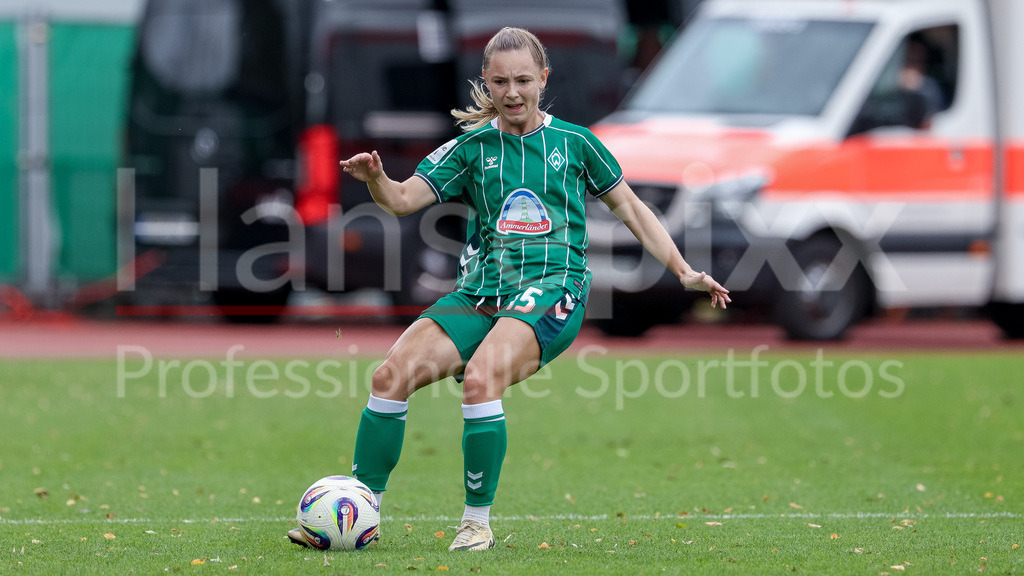 Fussball, Google Pixel Frauen-Bundesliga, SV Werder Bremen - TSG 1899 Hoffenheim | Michelle Weiß (SV Werder Bremen, 15) am Ball, Freisteller, Einzelbild, Ganzkörper, Aktion, Action, Spielszene, DIE DFB-RICHTLINIEN UNTERSAGEN JEGLICHE NUTZUNG VON FOTOS ALS SEQUENZBILDER UND/ODER VIDEOÄHNLICHE FOTOSTRECKEN. DFB REGULATIONS PROHIBIT ANY USE OF PHOTOGRAPHS AS IMAGE SEQUENCES AND/OR QUASI-VIDEO.