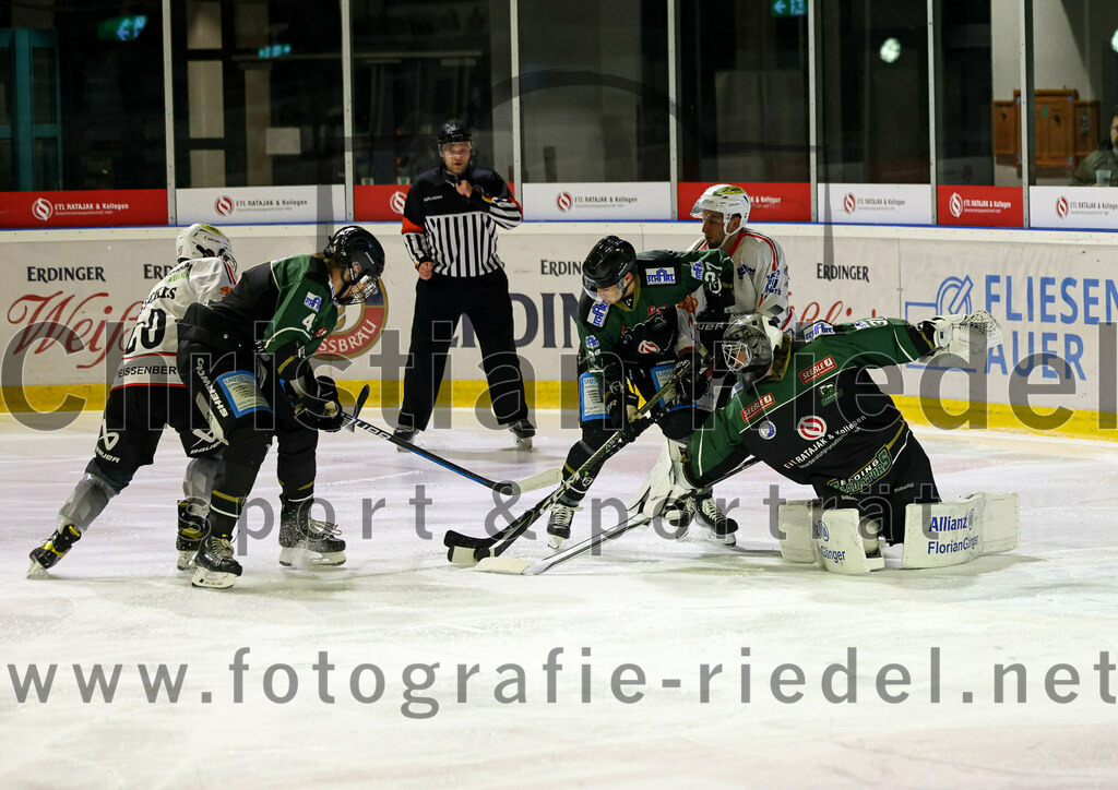 2022-11-04_097_Eishockey_TSV_Erding_gegen_TSV_Peissenberg | Erding, Deutschland, 04.11.2022:
Eishockey, Bayernliga 2022 / 2023, 10. Spieltag, TSV Erding gegen TSV Peißenberg, Endergebnis: 4:3

Simon Franz (Erding Gladiators, #4), Mark Waldhausen (Erding Gladiators, #27), Torwart Christoph Schedlbauer (Erding Gladiators, #31)

Foto: Christian Riedel / fotografie-riedel.net