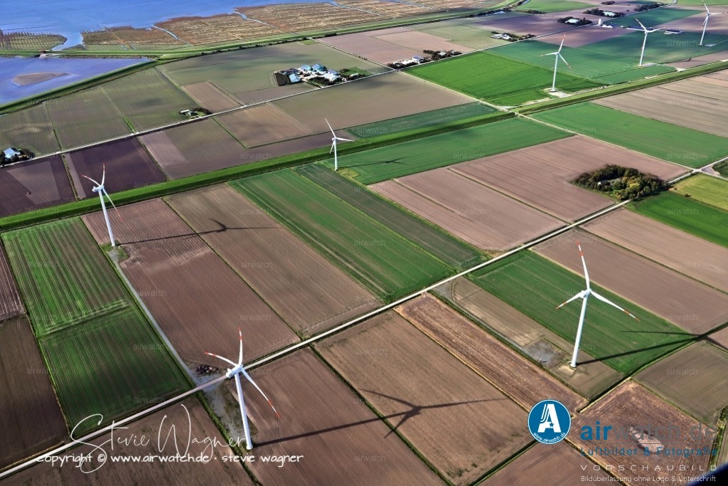Luftbilder-Nordfriesland--Husum-Reussenköge-Kuestenlinie-Landgewinnung-airwatch-wagner-IMG_1890 | Der Bürgerwindpark Reußenköge ist einer der größten Bürgerwindparks weltweit und befindet sich in Nordfriesland, nahe der Nordsee. Er entstand aus der Fusion von sechs Vorgängerprojekten im Jahr 2015 und hat eine installierte Gesamtnennleistung von 300,6 Megawatt.