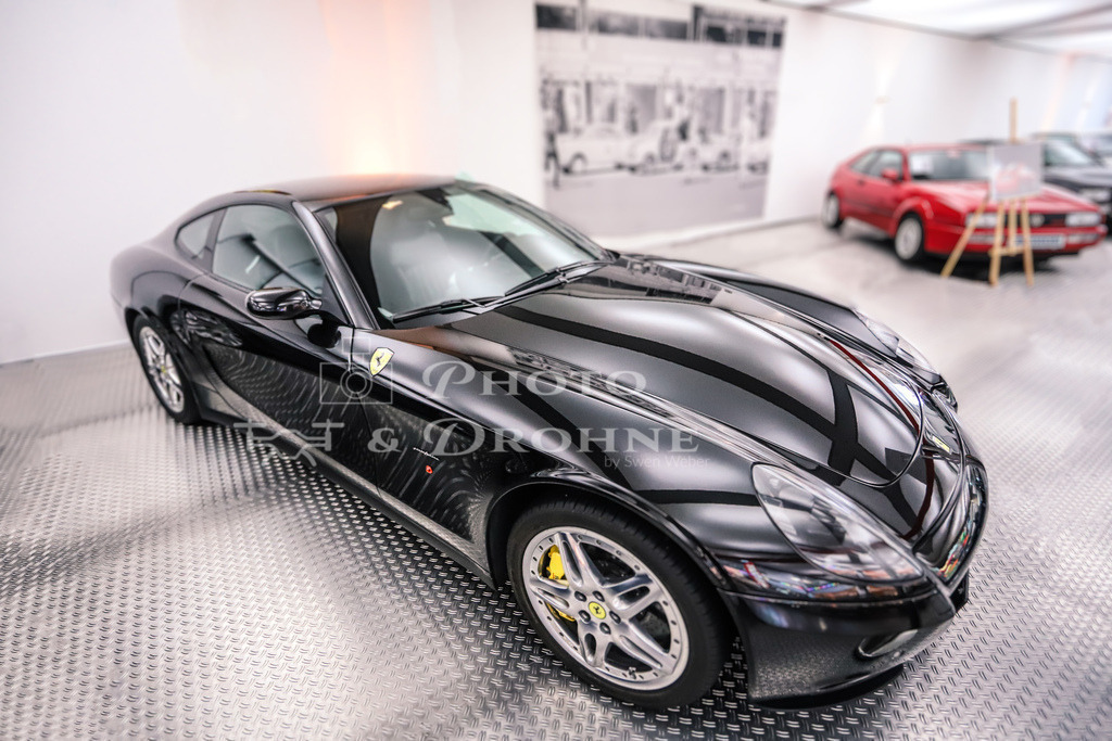 Ferrari 612 Scaglietti-2734 | Der Ferrari 612 Scaglietti ist ein High-Performance-Sportwagen, der von der italienischen Automarke Ferrari produziert wurde. Er wurde von 2004 bis 2011 hergestellt und ist nach Sergio Scaglietti benannt, einem berühmten Karosseriebauer, der eng mit Ferrari zusammengearbeitet hat. - Realisiert mit Pictrs.com