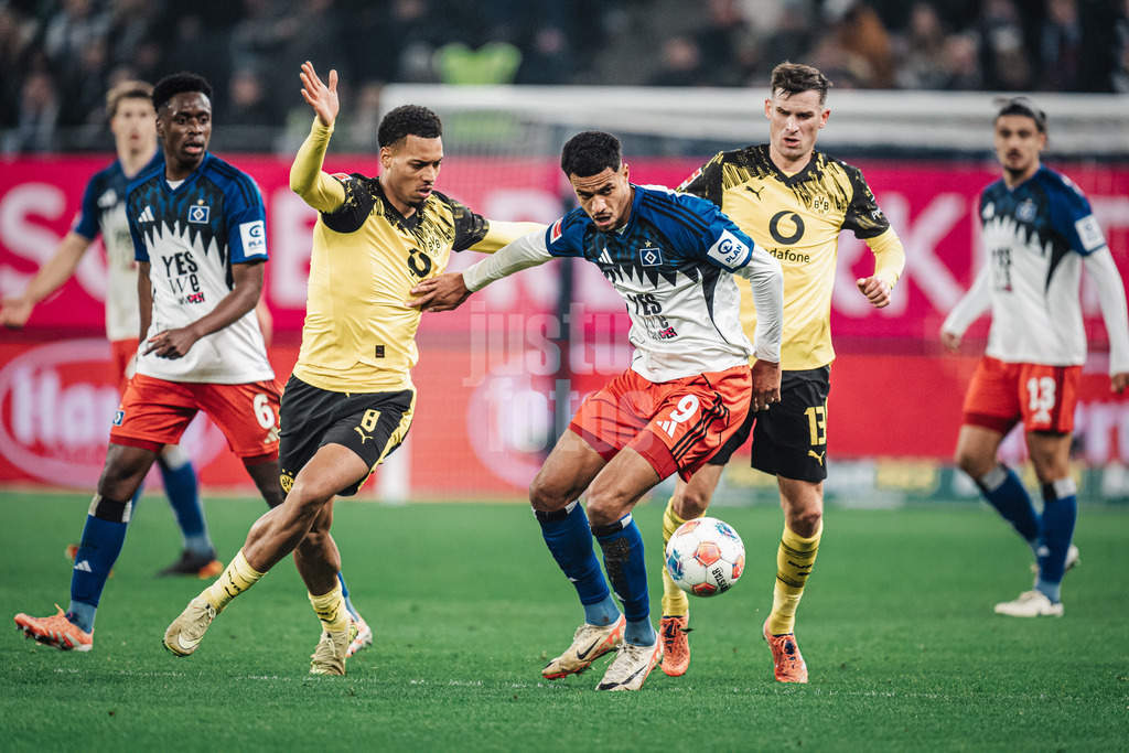 Fußball | Männer | Saison 2025/2026 | 1. Fußball-Bundesliga | 10. Spieltag | Hamburger SV vs. Borussia Dortmund | 08.11.2025 | v.l. Felix Nmecha (#8, Borussia Dortmund) gegen Robert Glatzel (#9, HSV)