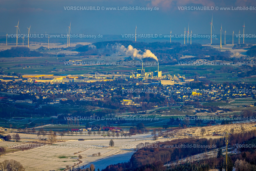 Brilon231200649 | Luftbild, EGGER Holzwerkstoffe Brilon GmbH & Co. KG, rauchende Schornsteine und Holz verarbeitendes Unternehmen, Fernsicht und Windräder, Brilon, Sauerland, Nordrhein-Westfalen, Deutschland