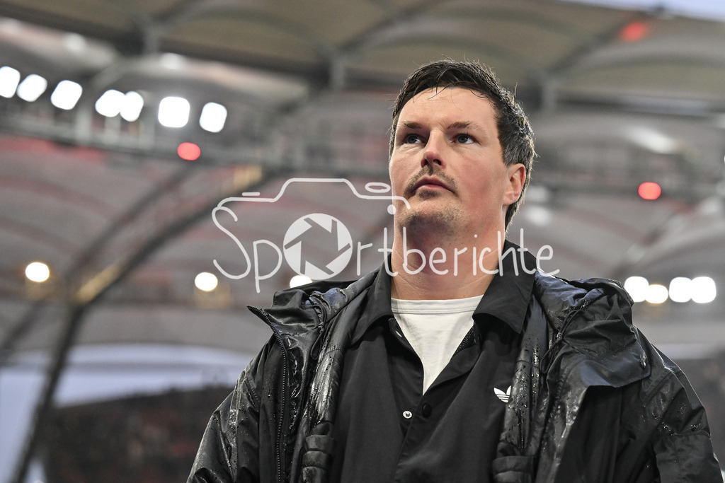 VfB Stuttgart - Hamburger SV | STUTTGART, GERMANY - 12. APRIL: the HSV Team thanks the fans who travelled with them after the Bundesliga Match between VfB Stuttgart vs. Hamburger SV on Matchday 29 at MHP Arena / DFL REGULATIONS PROHIBIT ANY USE OF PHOTOGRAPHS AS IMAGE SEQUENCES AND/OR QUASI-VIDEO / Merlin POLZIN Trainer Hamberger Sportverein