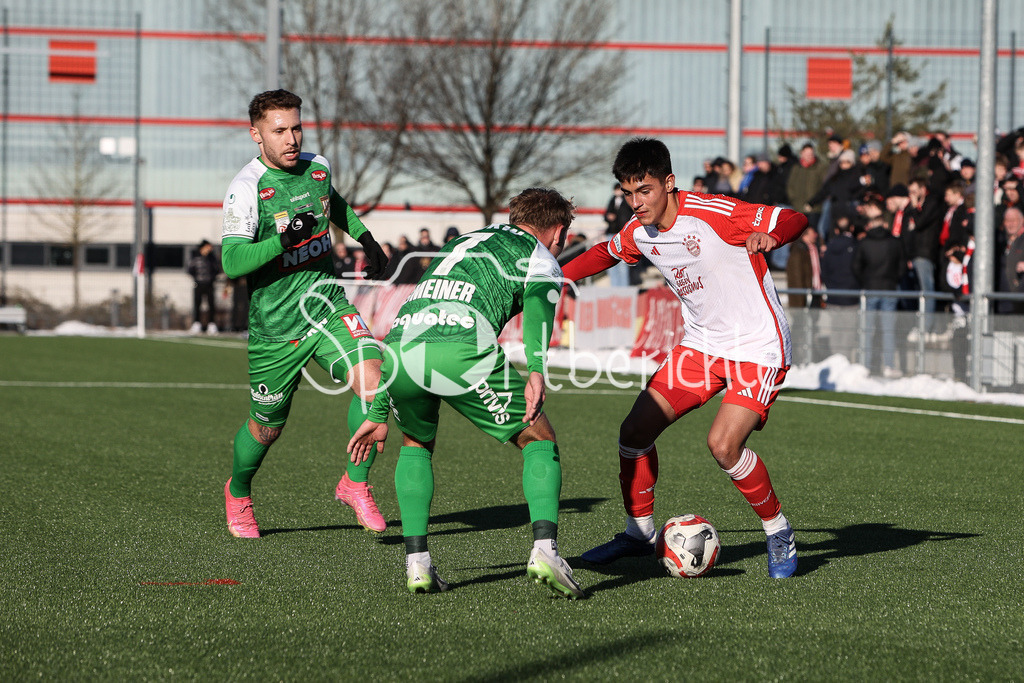 FC Bayern Amateure - SC Austria Lustenau | GMEINER (SCA #7) im Duell mit Matteo PEREZ VINLOEF (FCB #3) /Zweikampf