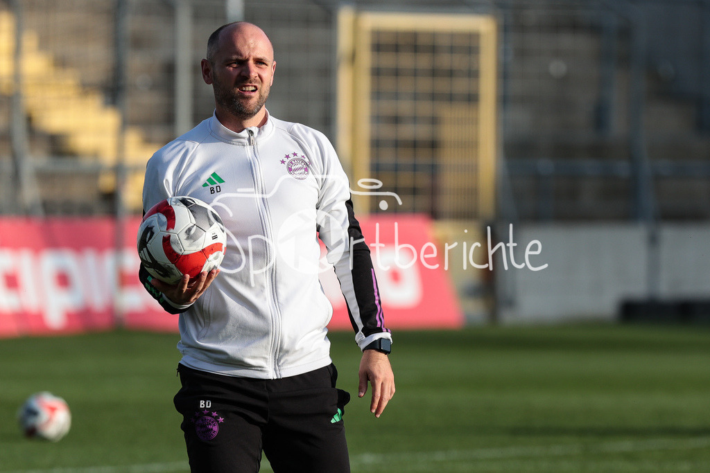 FC Bayern Amateure - TSV Aubstadt | Amateure CO-Trainer Sebastian Dreier in Aktion / Freitseller / Einzelfoto