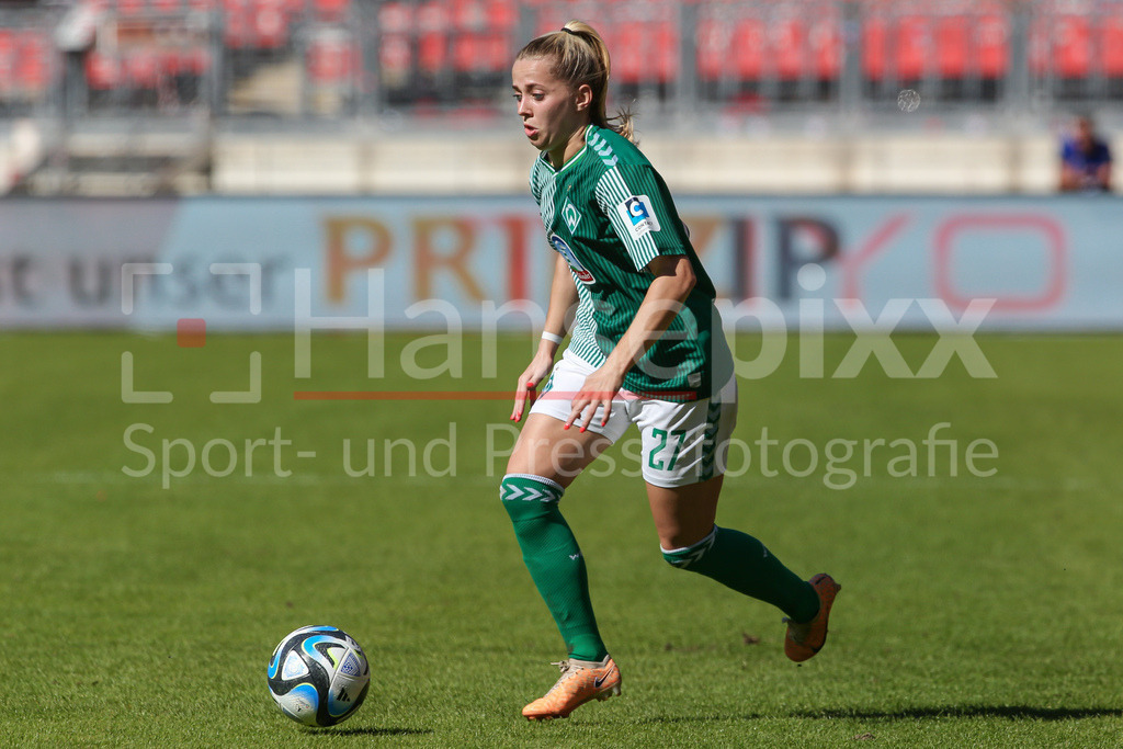 Fussball, Google Pixel Frauen-Bundesliga, 1. FC Nürnberg - SV Werder Bremen | v.li.: Nina Lührßen (SV Werder Bremen, 27) Freisteller, Einzelbild, Ganzkörper, Aktion, Action, Spielszene, DIE DFB-RICHTLINIEN UNTERSAGEN JEGLICHE NUTZUNG VON FOTOS ALS SEQUENZBILDER UND/ODER VIDEOÄHNLICHE FOTOSTRECKEN. DFB REGULATIONS PROHIBIT ANY USE OF PHOTOGRAPHS AS IMAGE SEQUENCES AND/OR QUASI-VIDEO.