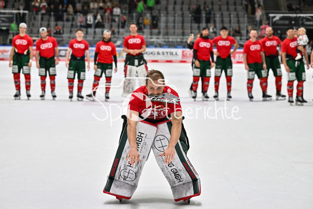 Augsburger Panther - Grizzlys Wolfsburg | Zusammen mit den Fans feiern die Augsburger Panther den Heimsieg gegen Wolfsburg / Jubel / Freudne / happy / DEL: Augsburger Panther - Grizzlys Wolfsburg; Curt Frenzel Stadion am 10.10.2025 / Matchwinner Michael GARTEIG (Augsburger Panther 34