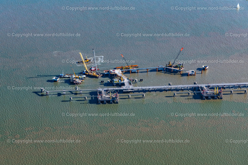 Wilhelmshaven_Baustelle_Anleger_für_LNG_Terminal_ELS_6064091022 | WILHELMSHAVEN 09.10.2022 Baustelle zum Neubau der Wasserbrücke mit Leitungssystemen des LNG Erdgas und Flüssiggas- Terminal und Entladekai an der Nordsee in Wilhelmshaven im Bundesland Niedersachsen, Deutschland. Weiterführende Informationen bei: Depenbrock Bau GmbH & Co. KG,  Niedersachsen Ports GmbH & Co. KG,  TES Tree Energy Solutions GmbH,  Uniper Anlagenservice GmbH. // Construction site of water bridge with line systems of the LNG natural gas and liquid gas terminal and unloading quay at the North Sea in Wilhelmshaven in the state Lower Saxony, Germany. Further information at: Depenbrock Bau GmbH & Co. KG,  Niedersachsen Ports GmbH & Co. KG,  TES Tree Energy Solutions GmbH,  Uniper Anlagenservice GmbH. Foto: Martin Elsen