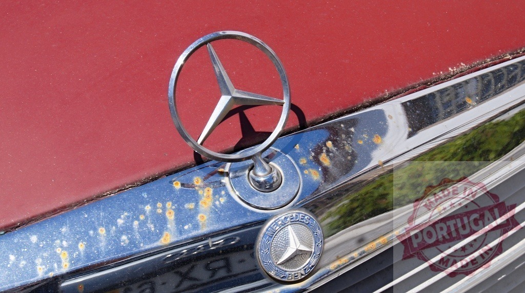 Mercedes-Benz three-pointed star hood ornament with rust | Vintage Mercedes-Benz car with emblem and chrome showing corrosion - Realisiert mit Pictrs.com