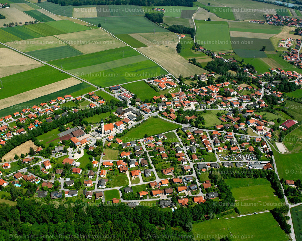 2600386 | HAIMING 09.06.2006 Landwirtschaftliche Nutzflächen und Feldgrenzen  umsäumen das Siedlungsgebiet des Dorfes in Haiming im Bundesland Bayern, Deutschland // Agricultural land and field boundaries surround the settlement area of the village  in Haiming in the state Bavaria, Germany Foto: Gerhard Launer