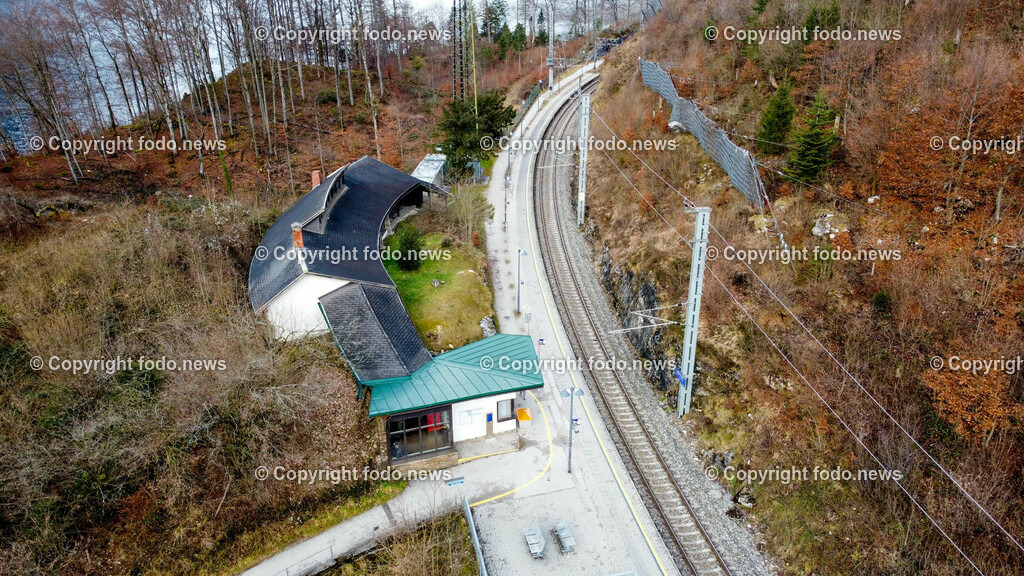 Hallstatt_ 13.01.2023-42 | 13.01.2023, Hallstatt, AUT, Hallstatt, im Bild Bahnhof, Bahnhofsgebaeude, Bahnsteig, Zug, OeBB, Touristen, Reisende