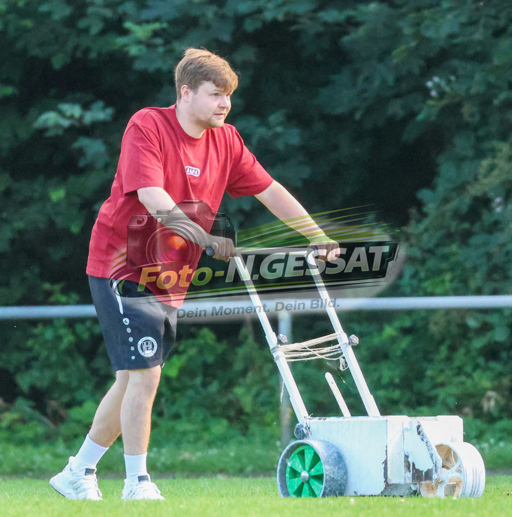 TuS Bersenbrück - HSC Hannover | Auf dem Bild zu sehen: Dominik Freitag, verkleinert das Feld vor SpielbeginnTuS Bersenbrück, HSC Hannover, Saison 25/26, Testspiel, Bünde, Deutschland - Realisiert mit Pictrs.com