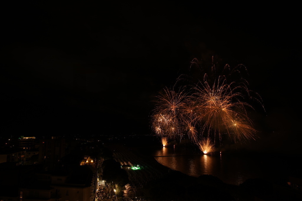 Ferragosto Fireworks in Grado, Italy | GRADO, ITALY, 15.AUG.26 - FIREWORKS - Ferragosto fireworks over the Adriatic Sea in Grado, Italy. Colorful fireworks light up the night sky above the beach, coastline and waterfront during the traditional summer celebration. - Realisiert mit Pictrs.com