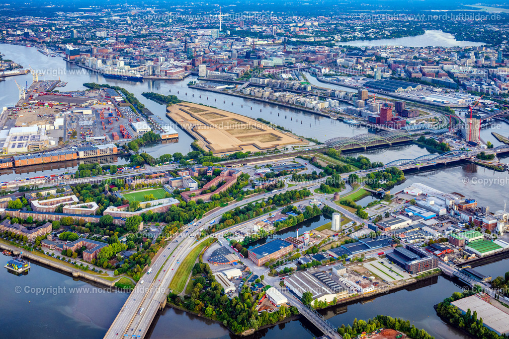 Hamburg_Veddel_Kleiner_Grasbrook_Baakenhafen_ELS_6248200925 | HAMBURG 20.09.2025 Innenstadtbereich im Stadtgebiet am Flussverlauf der Norderelbe im Ortsteil Veddel an der Straße Oberwerder Damm in Hamburg, Deutschland. // Cityscape of the district on the river course Norderelbe in the district Veddel on street Oberwerder Damm in Hamburg, Germany. Foto: Martin Elsen