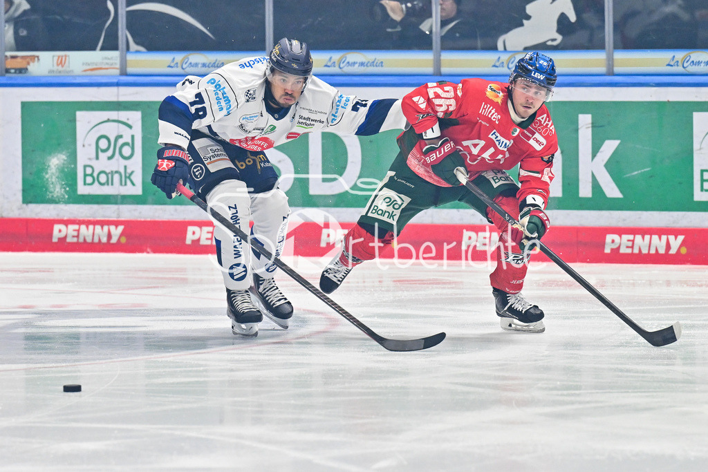 Augsburger Panther - Iserlohn Roosters | im Duell Colin UGBEKILE (Iserlohn Roosters 79) und Alexander BLANK (Augsburger Panther 26) / Zweikampf / Penny DEL: Augsburger Panther - Iserlohn Roosters; Curt Frenzel Stadion am 21.09.2025