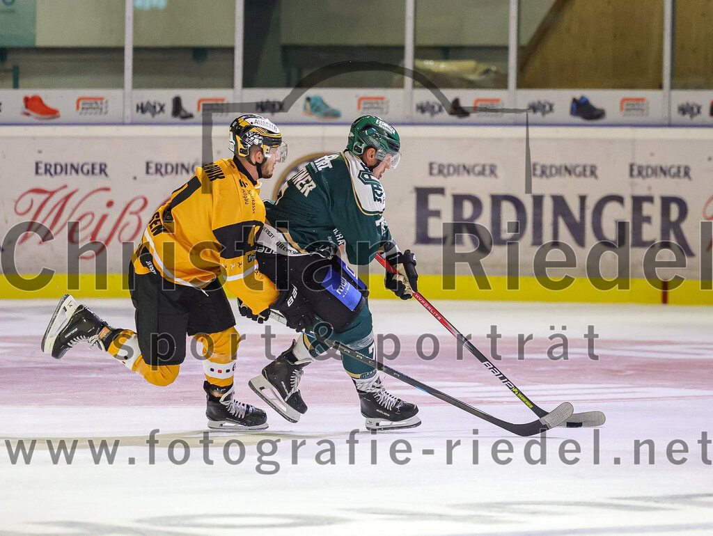 2025-08-22_086_TSV_Erding_gegen_EV_Fuessen | Erding, Deutschland, 22.08.2025:Eishockey, Oberliga Süd 2025 / 2026, Testspiel, TSV Erding gegen EV Füssen, Endergebnis: 1:4Marek Slavik (EV Füssen, #41), Louis Trattner (Erding Gladiators, #7)Foto: Christian Riedel / fotografie-riedel.net