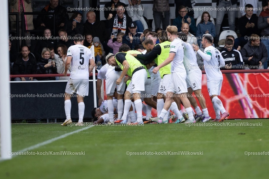 xKWI21092501045 | 21.09.2025,, xkwix, Fußball, Liga3, SC Verl - FC Energie Cottbus, Sportclub Arena: Torjubel nach dem Tor zum 2:1 durch Chilohem Onuoha (SC Verl #27) Jubel der Mannschaft