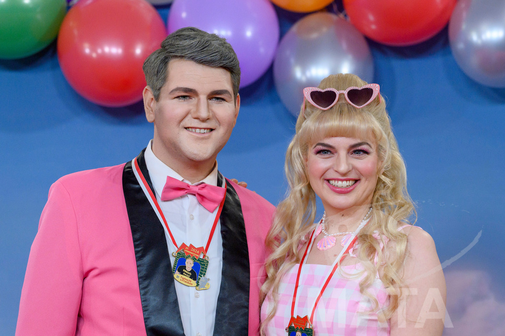 _DWA1763-2 | Politikerin Katharina Schulze (Grüne) mit ihrem Stellvertreter Johannes Becher (links) bei der TV-Sendung Fastnacht in Franken 2024. Veitshöchheim, 02.02.2024 Bayern Deutschland - Realisiert mit Pictrs.com