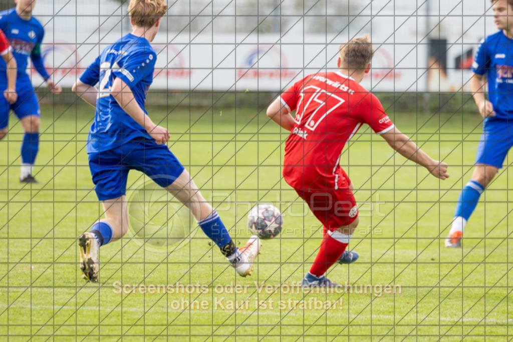 20251019_161311_0022 | #,FV Vorwärts Faurndau (rot) vs. TSV RSK Esslingen (blau), Fußball, Bezirksliga - Bezirk Neckar/Fils, 09. Spieltag, Saison 2025/2026, Rasenplatz, Im Dittlau 2, 73035 Göppingen, 19.10.2025 - 15:30 Uhr,Foto: PhotoPeet-Sportfotografie/Peter Harich