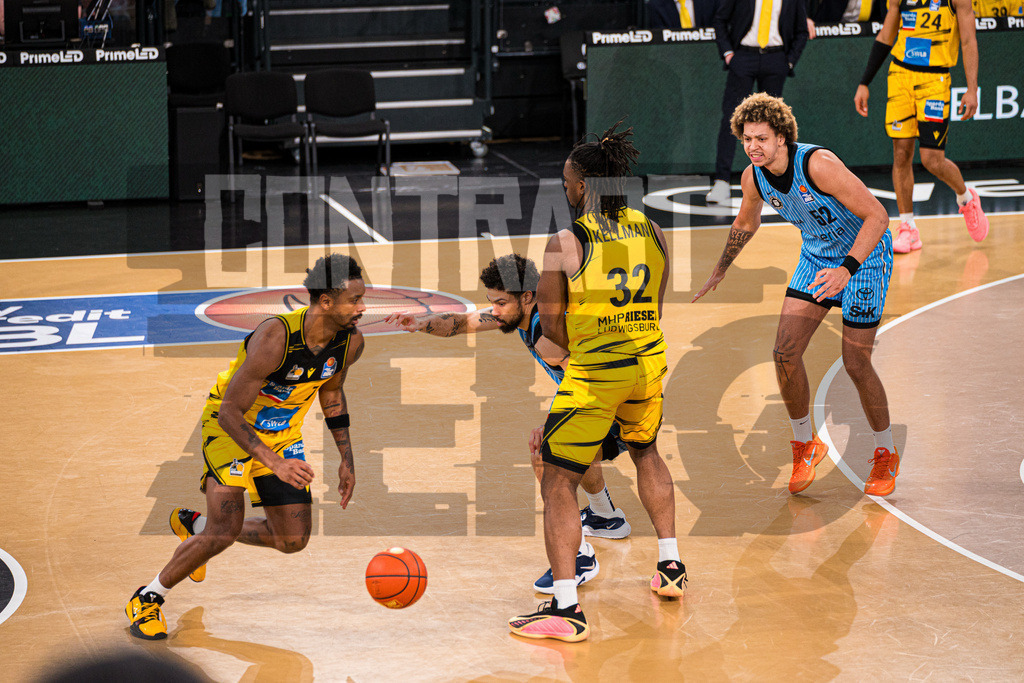 Basketball I Herren I Bundesliga I Saison 2025/2026 I 8. Spieltag I Veolia Towers Hamburg - MHP Riesen Ludwigsburg | CONTRAST ZERØ MEDIA - Realisiert mit Pictrs.com