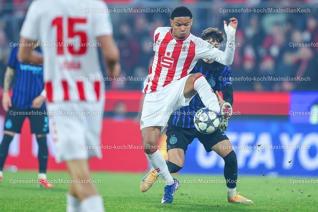 1FC04022601088 | 04.02.2026, Fußball, UEFA Youth League, U19 1. FC Köln - Inter Mailand, Sechzehntelfinale, RheinEnergie-STADION, Saison 2025 2026: Maik Afri Akumu (U19 FC Köln #17) im Zweikampf gegen  Aymen Zouin (FC Internazionale Milano #07)  DFB regulations prohibit any use of photographs as image sequences and or quasi-video.