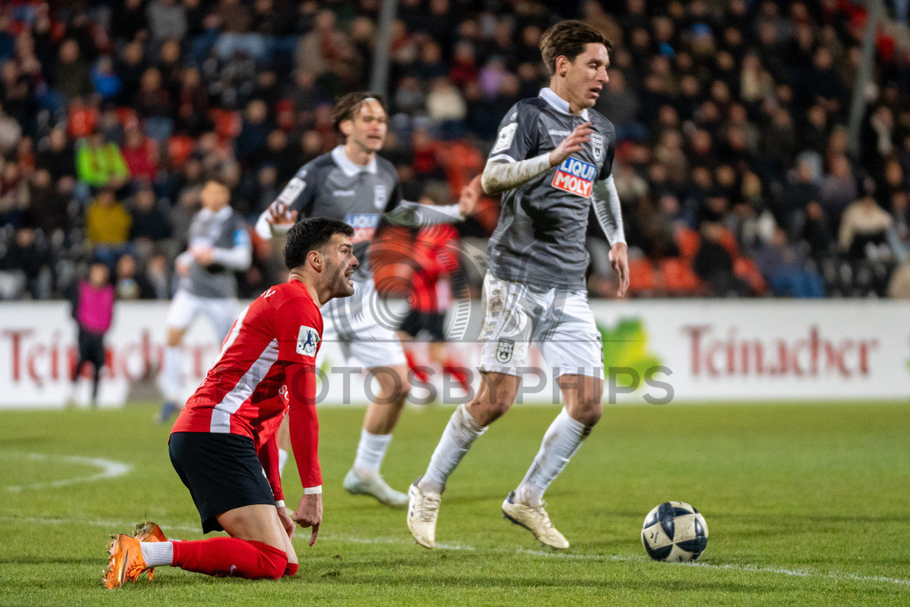 SG Sonnenhof Grossaspach vs. SSV Ulm 1846 Fussball, Fussball, WFV-Pokal, Viertelfinale, 01.04.2026 | Mert Tasdelen (SG Sonnenhof Grossaspach, #10) fordert ein Elfmeter,SG Sonnenhof Grossaspach vs. SSV Ulm 1846 Fussball, Fussball, WFV-Pokal, Viertelfinale, 01.04.2026