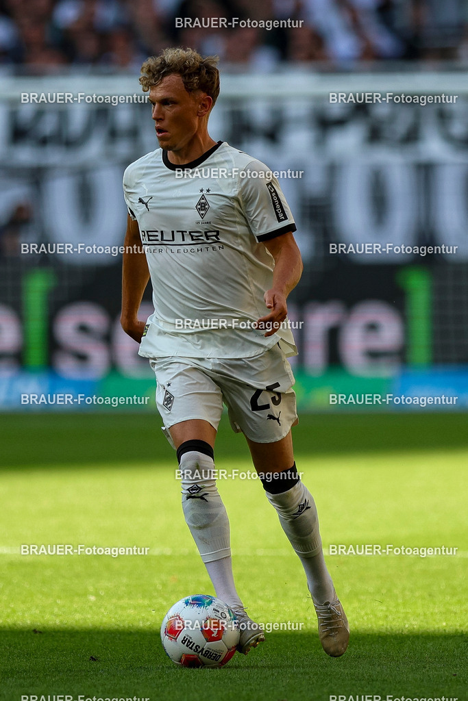 Borussia Mönchengladbach vs Hamburger SV - Bundesliga  | Mönchengladbach, Deutschland, 24.08.25:   Robin Hack (Borussia Mönchengladbach) in Aktion am Ball, Einzelaktion waehrend des Spiels der Bundesliga zwischen Borussia Mönchengladbach vs Hamburger SV im Stadion im Borussia Park(Foto von Brauer-Fotoagentur / Adrian Schlueter)