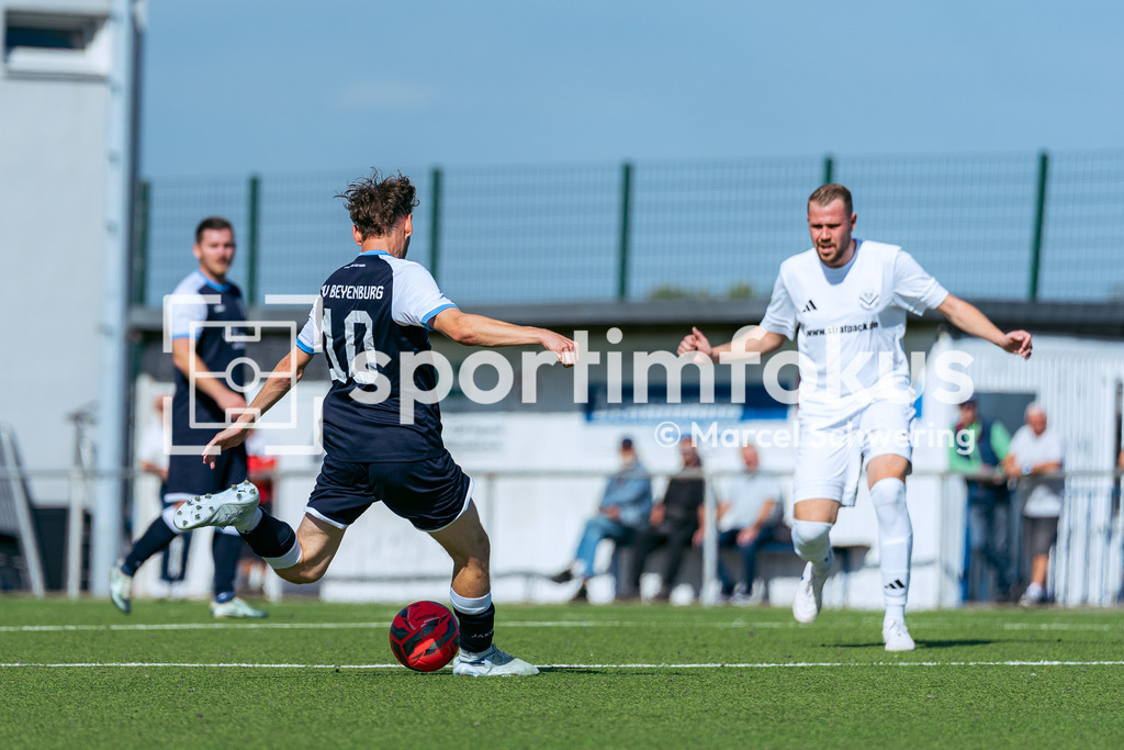SV Jägerhaus-Linde – TSV Beyenburg | Moritz Huth (10, TSV Beyenburg) beim Pass. Kreisliga A: SV Jägerhaus-Linde gegen TSV Beyenburg, Wuppertal, 27.09.2026. Endstand: 1:2 (0:1). sportimfokus / Marcel Schwering - Realisiert mit Pictrs.com