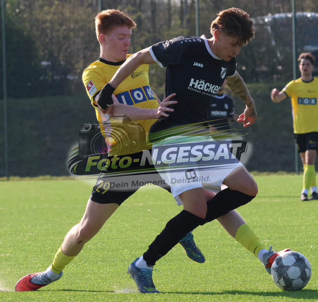 SV Rödinghausen II, FC Kaunitz | Auf dem Bild zu sehen: schwarz SV Rödinghausen II: Simon Breuer ; gelb FC Kaunitz: Lennart Brink SV Rödinghausen II, FC Kaunitz, Saison 25/26, Westfalenliga, Deutschland - Realisiert mit Pictrs.com