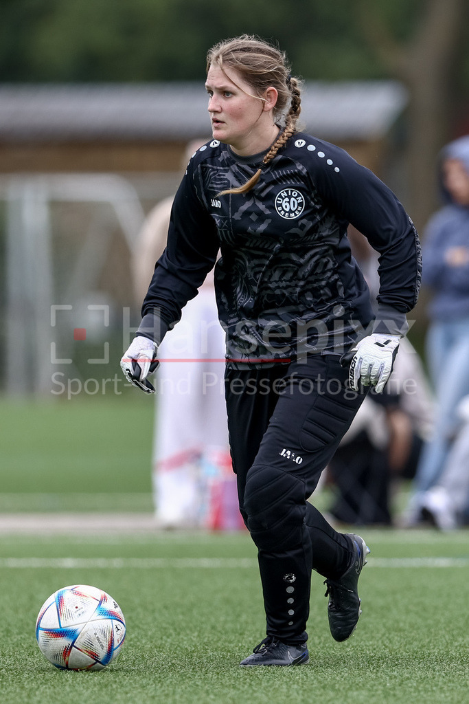 Fussball, Aufstiegsrunde Regionalliga Nord Frauen, FC Union 60 - SC Victoria Hamburg | Gesa Perlick (Torhüterin, Torwart, FC Union 60 Bremen, 1) am Ball, Freisteller, Einzelbild, Ganzkörper, Aktion, Action, Spielszene