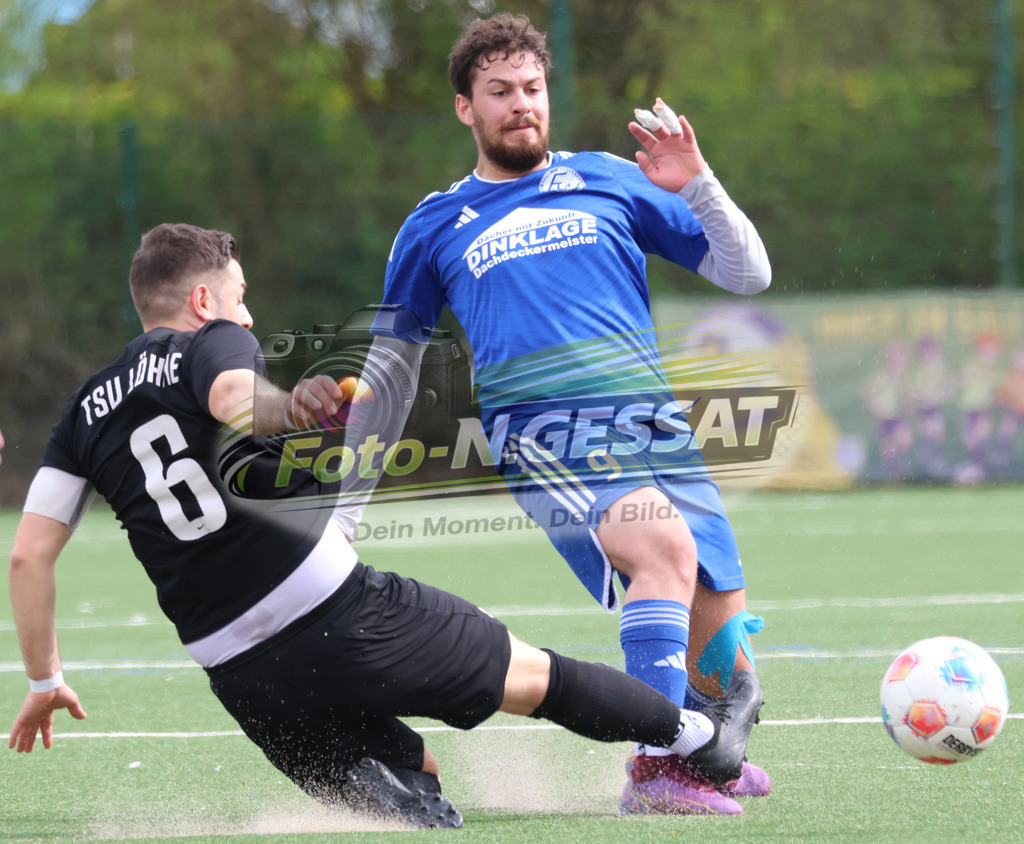 SV Enger-Westerenger - TSV Löhne | Auf dem Bild zu sehen: blau SV Enger-Westerenger: Taha Baroude ; schwarz TSV Löhne: Serkan KayaSV Enger-Westerenger, TSV Löhne, Saison 25/26, Kreisliga A, Enger, Deutschland - Realisiert mit Pictrs.com