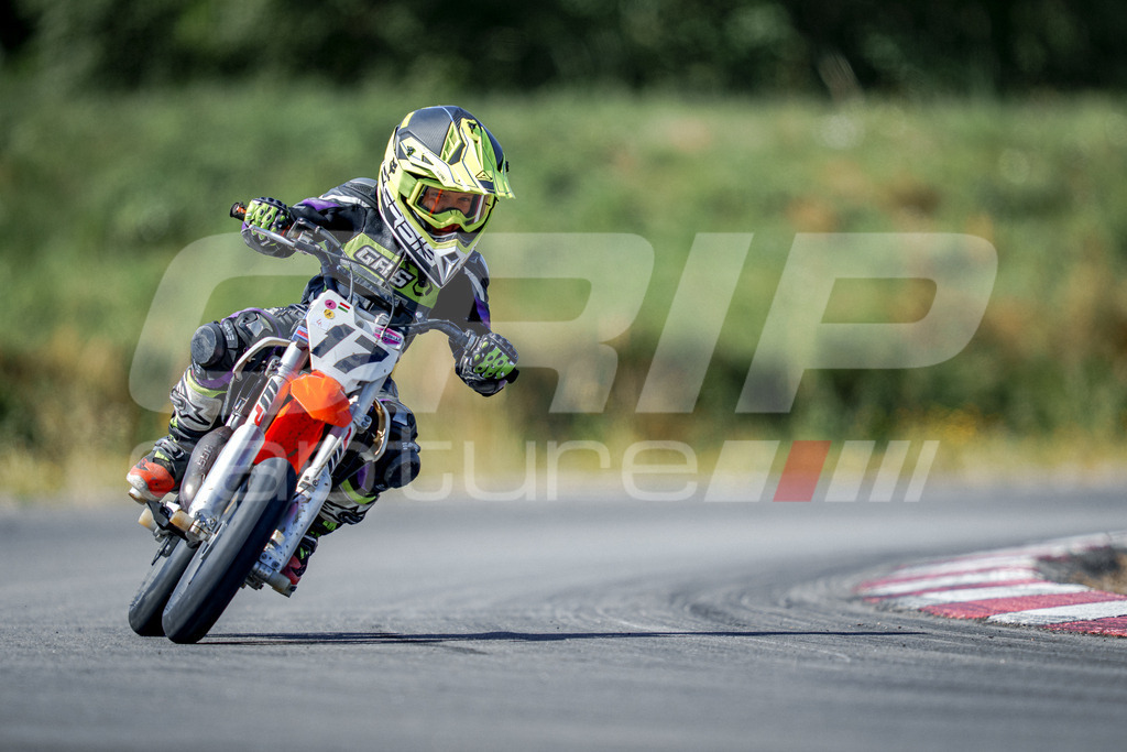 SuperMoto_Staatsmeisterschaft_Fuglau-400 | GRIPcapture steht für authentische Sportfotografie in Österreich – für Momente, die mehr sind als Geschwindigkeit oder Ergebnis. Es geht um Emotion, Spannung, Fokus und den Augenblick, der oft nur einen Wimpernschlag dauert.Ob Motorsport, Teamsport oder 
