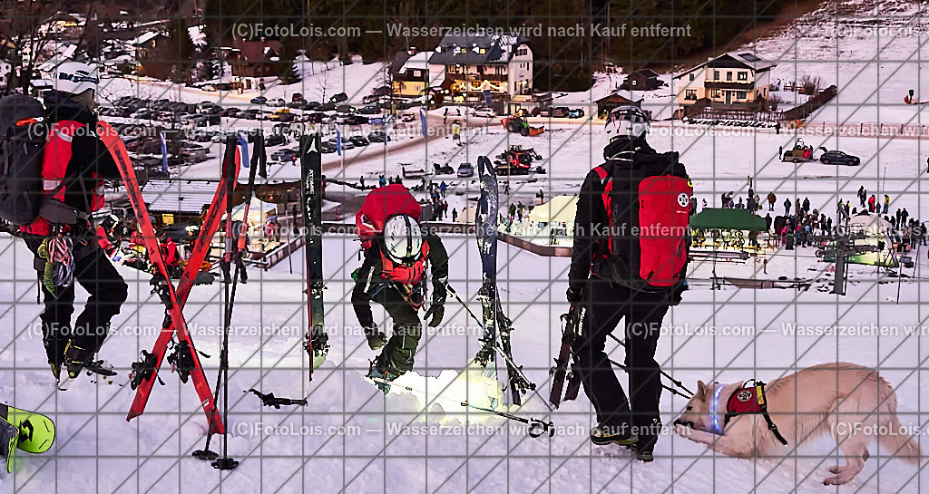 _ALP8085_NACHTderBALLONE_Lackenhof_Bergrettung | ... mit dem Ballonsportclub Ötscherland aus Wieselburg, der Bergrettung Lackenhof mit einer Schauübung, der Perchtengruppe 'Gaminger Ötscherteufeln' und dem Musikverein Lackenhof, So 28. Dezember 2025.          Die Bergrettung zeigte in der Schauübung verschiedene Herangehensweisen zur Personensuche und Rettung. Suche mit Verschüttetensuchhund, Drohne mit Wärmebildkamera und mit der Mannschaft. Schutz für verletzte Person und Abtransport.