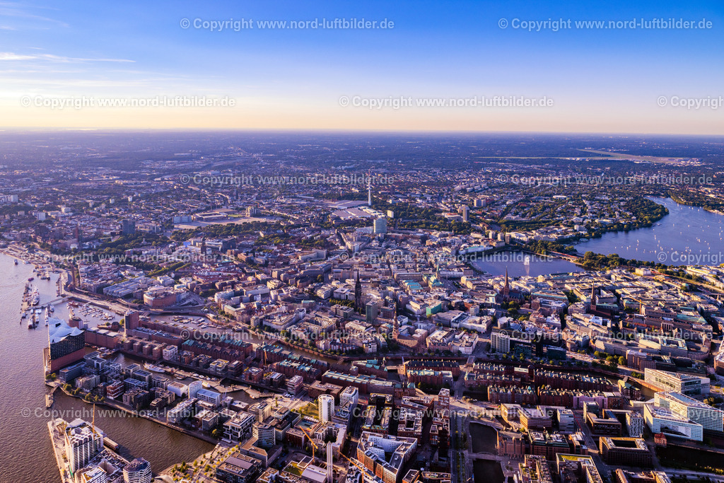 Hamburg_Speicherstadt_ELS_5997040923 | HAMBURG 07.09.2023 Gebäude, Straßen und Kanäle der Hafencity und Speicherstadt in Hamburg, Deutschland. // Buildings, streets and canals of the Hafencity and Speicherstadt in Hamburg, Germany. Foto: Martin Elsen